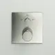 Thermostat von Ideal Standard in Silber, mit einem großen Drehknopf zur Temperatureinstellung und zwei kleineren Schaltern für zusätzliche Funktionen, montiert auf einer flachen Wand.